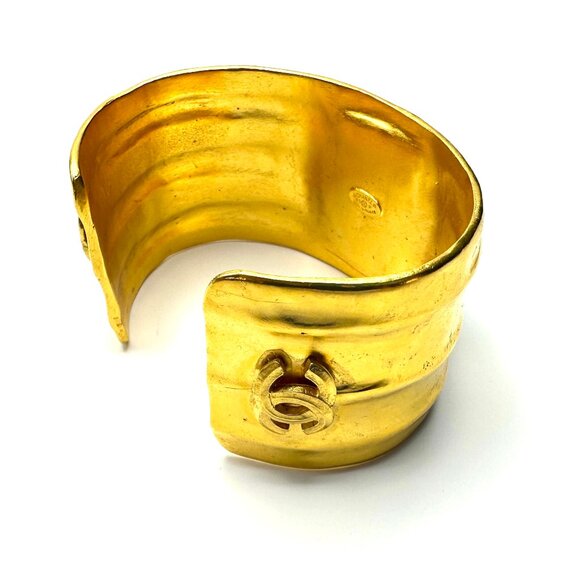 CHANEL! Vintage French Chanel Cuff with Turquoise Resin Swirl Cabochon — NWT - Picture 10 of 13